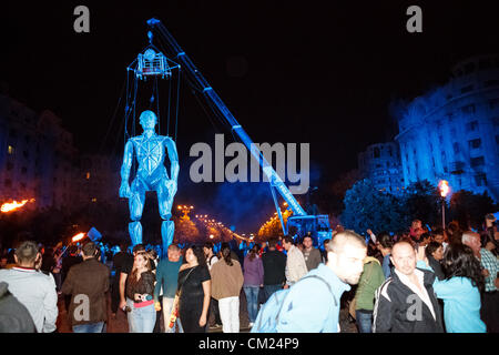 Bucarest, Romania - 16 settembre: La Fura dels Baus esegue il grande spettacolo con fantoccio gigante manipolato dalla gru durante le B-montare in strada, International Street Theatre Festival il 16 settembre 2012 a Bucarest, in Romania. Foto Stock