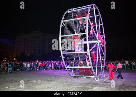 Bucarest, Romania - 16 settembre: La Fura dels Baus esegue il grande spettacolo durante il B-montare in strada, International Street Theatre Festival il 16 settembre 2012 a Bucarest, in Romania. Foto Stock