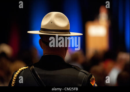 Sett. 17, 2012 - Tucson, Arizona, Stati Uniti - Un Arizona Dipartimento della Pubblica Sicurezza vice sorge in corrispondenza di un evento in un resort a Tucson, in Arizona dove la famiglia di B. Terry sono stati presentati con il badge congressuale di coraggio per gli uccisi Pattuglia di Confine agente. Terry è stato ucciso vicino a Nogales, in Arizona nel 2010 da sospetti trafficanti di droga. (Credito Immagine: © sarà Seberger/ZUMAPRESS.com) Foto Stock