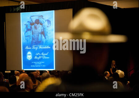 Sett. 17, 2012 - Tucson, Arizona, Stati Uniti - Un Arizona Dipartimento della Pubblica Sicurezza vice sorge in corrispondenza di un evento in un resort a Tucson, in Arizona dove la famiglia di B. Terry sono stati presentati con il badge congressuale di coraggio per gli uccisi Pattuglia di Confine agente. Terry è stato ucciso vicino a Nogales, in Arizona nel 2010 da sospetti trafficanti di droga. (Credito Immagine: © sarà Seberger/ZUMAPRESS.com) Foto Stock