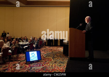 Sett. 17, 2012 - Tucson, Arizona, Stati Uniti - Sost. RON BARBER (D-Ariz.) parla di un evento in un resort a Tucson, in Arizona dove la famiglia di B. Terry sono stati presentati con il badge congressuale di coraggio per gli uccisi Pattuglia di Confine agente. Terry è stato ucciso vicino a Nogales, in Arizona nel 2010 da sospetti trafficanti di droga. Barbiere chiamato nuovamente per la politica di frontiera che andrà a proteggere la sicurezza delle forze di polizia e civili. (Credito Immagine: © sarà Seberger/ZUMAPRESS.com) Foto Stock