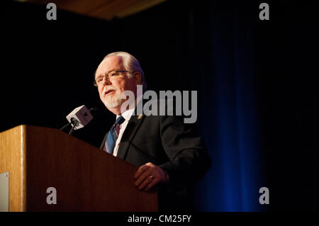 Sett. 17, 2012 - Tucson, Arizona, Stati Uniti - Sost. RON BARBER (D-Ariz.) parla di un evento in un resort a Tucson, in Arizona dove la famiglia di B. Terry sono stati presentati con il badge congressuale di coraggio per gli uccisi Pattuglia di Confine agente. Terry è stato ucciso vicino a Nogales, in Arizona nel 2010 da sospetti trafficanti di droga. Barbiere chiamato nuovamente per la politica di frontiera che andrà a proteggere la sicurezza delle forze di polizia e civili. (Credito Immagine: © sarà Seberger/ZUMAPRESS.com) Foto Stock