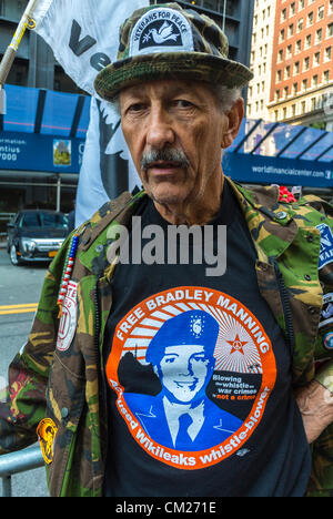 New York, protesta, primo piano, Ritratto, Occupy Wall Street, vecchio che indossa la maglietta dello slogan "Free Bradley Manning" (Wikileaks) RITRATTO DI GUY ON STREET, slogan della maglietta Foto Stock