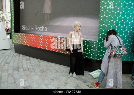 18 settembre 2012. La Somerset House, Londra UK. Ultimo giorno del London Fashion show che riunisce stabilito e nuovi designer di moda che uomini e donne delle collezioni Foto Stock