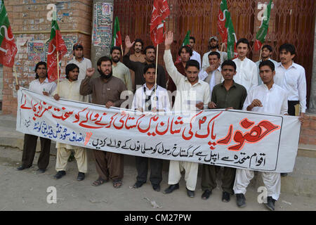 I sostenitori di Insaf studenti di canto della Federazione di slogan contro la blasfemia anti-islamico filmato rilasciato su Internet da parte degli Stati Uniti durante una manifestazione di protesta a Quetta press club il Martedì, Settembre 18, 2012. Foto Stock