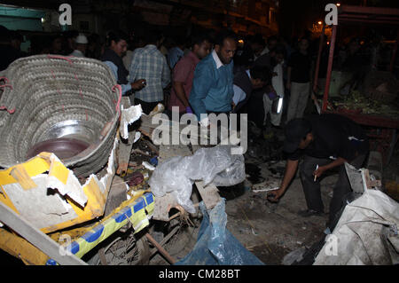 Di Karachi, Pakistan. 18 settembre 2012, dei funzionari di polizia di esaminare il sito di esplosione vicino bohri musulmani' residence e un centro comunitario a Karachi il 18 settembre 2012. almeno 8 persone sono state uccise mentre molti altri sono stati feriti quando piantati due bombe sono esplose. Foto Stock