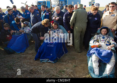 Expedition 32 NASA tecnico di volo Joe Acaba, sinistra, Expedition 32 comandante Gennady Padalka, centro e tecnico di volo Sergei Revin sit in sedie al di fuori della capsula Soyuz a pochi minuti dopo aver atterrato in una zona remota 17 Settembre 2012 vicino alla città di Arkalyk in Kazakhstan. Acaba, Padalka e Revin restituito da cinque mesi a bordo della Stazione spaziale internazionale dove sono serviti come membri della spedizione 31 e 32 equipaggi. Foto Stock