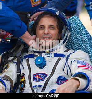 Expedition 32 NASA tecnico di volo Joe Acaba è frequentato da equipaggio personale di supporto a seguito del suo sbarco nella capsula Soyuz 17 Settembre 2012 vicino alla città di Arkalyk in Kazakhstan. Acaba, Padalka e Revin restituito da cinque mesi a bordo della Stazione spaziale internazionale dove sono serviti come membri della spedizione 31 e 32 equipaggi. Foto Stock