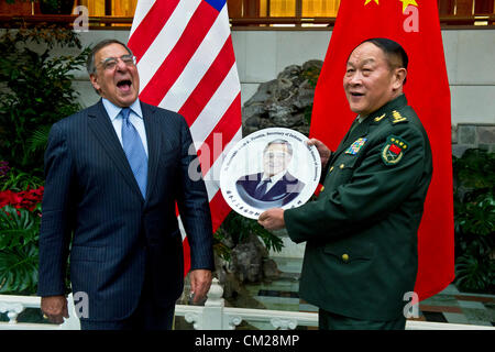 Il Segretario alla difesa degli Stati Uniti Leon Panetta ride come egli è presentato con una piastra che commemora la sua visita in Cina dal generale Liang Guang giacciono, ministro cinese della difesa nazionale, dopo una cena ufficiale il 18 settembre 2012. a Beijing in Cina . Panetta è la prima tappa di una nazione tre tour in Giappone, Cina e Nuova Zelanda. Foto Stock