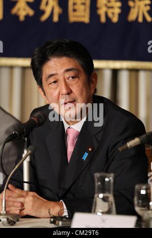 Settembre 19, 2012, Tokyo, Giappone - Shinzo Abe si parla nel corso di un dibattito pubblico in corrispondenza di corrispondenti stranieri Club del Giappone a Tokyo su Mercoledì, 19 settembre 2012. Shinzo Abe è apparso con quattro dei cinque candidati in esecuzione in Democrtic liberale del partito elezioni presidenziali. L opposizione di LDP sono finalizzate ad un ritorno al potere nelle prossime elezioni generali, con il suo nuovo leader suscettibili di diventare Primo ministro. Ex capo di Gabinetto Nobutaka Machimura ha potuto partecipare alla discussione a causa di malattia. (Foto di AFLO) Foto Stock