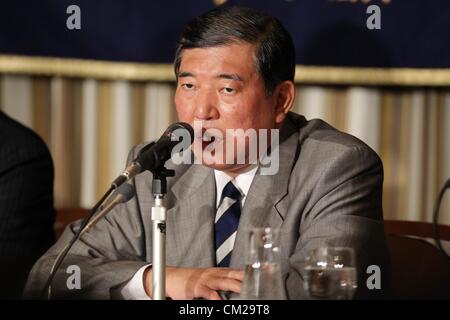 Settembre 19, 2012, Tokyo, Giappone - Shigeru Ishiba parla nel corso di un dibattito pubblico in corrispondenza di corrispondenti stranieri Club del Giappone a Tokyo su Mercoledì, 19 settembre 2012. Shigeru Ishiba apparve con quattro dei cinque candidati in esecuzione in Democrtic liberale del partito elezioni presidenziali. L opposizione di LDP sono finalizzate ad un ritorno al potere nelle prossime elezioni generali, con il suo nuovo leader suscettibili di diventare Primo ministro. Ex capo di Gabinetto Nobutaka Machimura ha potuto partecipare alla discussione a causa di malattia. (Foto di AFLO) Foto Stock