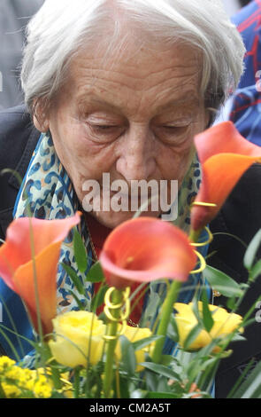 Dana Zatopkova (nella foto), la medaglia d'oro per javelin nel 1952 Olimpiadi di estate, iniziato il decimo anno di età di gara di corsa 'Esegui attraverso la regione di nascita di Emil Zatopek' in occasssion del suo novantesimo birhday il 15 settembre 2012 a Roznov pod Radhostem (360 km mangia da Prague), Repubblica Ceca. Zatopkova dà i fiori alla tomba di suo marito Emil Zatopek. (CTK foto/Jaroslav Ozana) Foto Stock