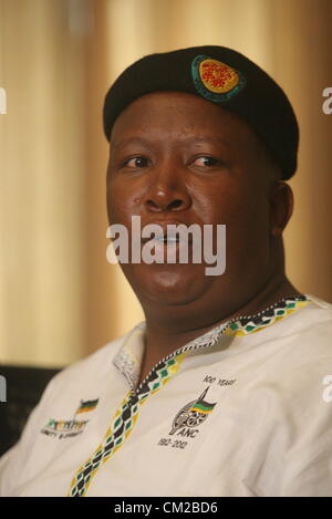 JOHANNESBURG, SUD AFRICA: espulso ANC Youth League leader Julius Malema risolve il media il 18 settembre 2012 a Johannesburg, in Sud Africa. Malema, che recentemente è stato bloccato dalla polizia di parlare con sorprendente miniera Lonmin lavoratori, ha accusato il presidente Jacob Zuma e diversi ministri di essere dietro un complotto per avere ucciso. (Foto di Gallo Immagini / Sowetan / Veli Nhlapo) Foto Stock