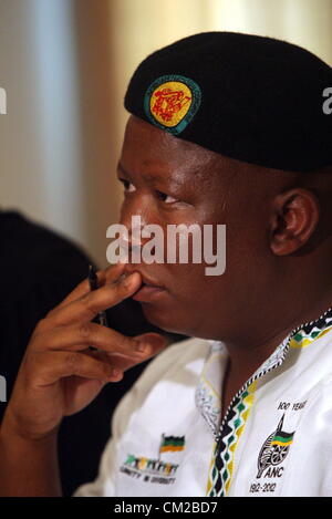 JOHANNESBURG, SUD AFRICA: espulso ANC Youth League leader Julius Malema risolve il media il 18 settembre 2012 a Johannesburg, in Sud Africa. Malema, che recentemente è stato bloccato dalla polizia di parlare con sorprendente miniera Lonmin lavoratori, ha accusato il presidente Jacob Zuma e diversi ministri di essere dietro un complotto per avere ucciso. (Foto di Gallo Immagini / Sowetan / Veli Nhlapo) Foto Stock