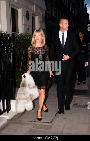 London, Regno Unito - 19 Settembre 2012: Gli ospiti arrivano alla cena di beneficenza a Londra per il Presidente Barack Obama il 2012 rielezione offerta. L'evento è ospitato da "Vogue" Editor-in-Chief Anna Wintour, fashion designer Tom Ford e la Casa Bianca consulente senior David Plouffe. Foto Stock