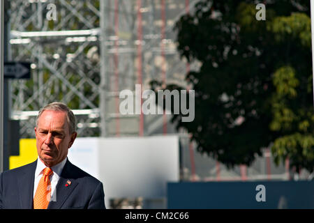 Settembre 19, 2012, New York, NY. New York City Mayor Michael Bloomberg all apertura dell'artista giapponese Tatzu Nishi di installazione del 'D"scoprite Columbus,' un soggiorno-come involucro intorno al 13-piede la statua di Colombo sulla cima di un 70-piede colonna nella New York del Columbus Circle. Foto Stock