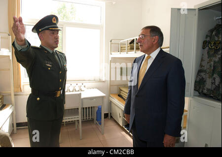 Il Segretario alla difesa degli Stati Uniti Leon Panetta E. è mostrare cadet caserma durante una visita all Esercito di Liberazione del Popolo forze corazzate Academy 19 settembre 2012. a Beijing in Cina . Panetta è la prima tappa di una nazione tre tour in Giappone, Cina e Nuova Zelanda. Foto Stock