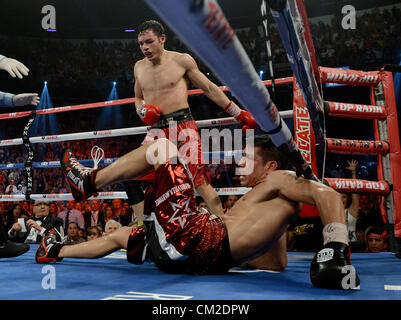 Sergio Martinez (ARG), Julio Cesar Chavez Jr (MEX), 15 settembre 2012 - Pugilato : Julio Cesar Chavez Jr. del Messico bussa giù Sergio Martinez di Argentina nel dodicesimo round durante il WBC middleweight title bout a Thomas & Mack Center di Las Vegas, Nevada, Stati Uniti. (Foto di Naoki Fukuda/AFLO) Foto Stock