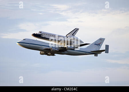 Lo Space Shuttle Endeavour è traghettato dalla NASA il vettore navetta aeromobile 19 settembre 2012 rispetto al Kennedy Space Center di Cape Canaveral durante un tour di addio sul modo di visualizzazione permanente di Los Angeles. Foto Stock