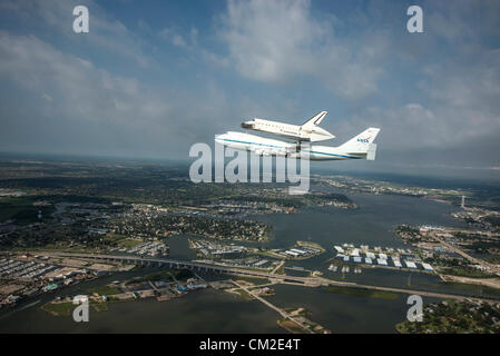 Lo Space Shuttle Endeavour è traghettato dalla NASA il vettore navetta aeromobile 19 settembre 2012 su Clear Lake, a sud di Houston, Texas durante un tour di addio sul modo di visualizzazione permanente di Los Angeles. Foto Stock