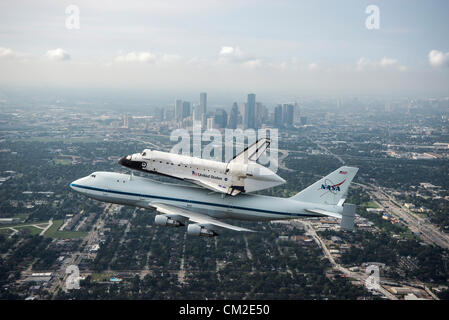 Lo Space Shuttle Endeavour è traghettato dalla NASA il vettore navetta aeromobile 19 settembre 2012 su Houston, Texas durante un tour di addio sul modo di visualizzazione permanente di Los Angeles. Foto Stock