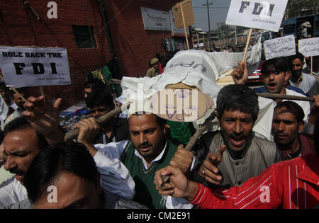 Sett. 20, 2012 - India del principale partito d opposizione Bartaya Janta Party (BJP) attivisti tenere un'effigie della incombente governo UPA durante una manifestazione di protesta a Srinagar la capitale estiva del Kashmir indiano il 20/9/2012, i partiti di opposizione e i sindacati chiamato per i negozianti, di commercianti e di lavoratori in India per bloccare le linee ferroviarie e chiudere i mercati per protestare contro le riforme, progettato dal Primo Ministro Manmohan Singh, ravvivare India del rallentamento economico consentendo nel retail stranieri giganti come Walmart e Tesco..Foto/Altaf Zargar/Zuma premere (credito Immagine: © Altaf Zargar/ZUMAPRESS.com) Foto Stock