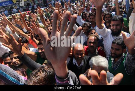 Sett. 20, 2012 - membri del Partito Comunista India-Marxist (CPI-M) gridare contro il governo di slogan durante uno sciopero nazionale a Srinagar, la capitale estiva del Kashmir indiano il 20/9/2012. Scuole, negozi e uffici governativi sono state chiuse in alcuni Stati membri come manifestanti hanno bloccato il traffico stradale e ferroviario come parte di una giornata di sciopero nazionale contro ampie riforme economiche annunciate dal governo la scorsa settimana.Foto/Altaf Zargar/Zuma premere (credito Immagine: © Altaf Zargar/ZUMAPRESS.com) Foto Stock