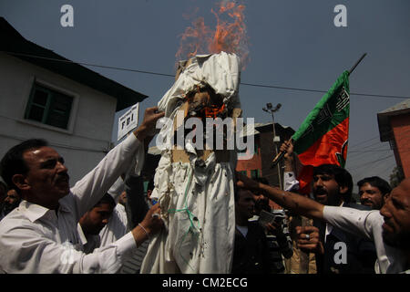 Sett. 20, 2012 - India del principale partito d opposizione Bartaya Janta Party (BJP) attivisti masterizzare un'effigie della incombente governo UPA durante una manifestazione di protesta a Srinagar la capitale estiva del Kashmir indiano il 20/9/2012, i partiti di opposizione e i sindacati chiamato per i negozianti, di commercianti e di lavoratori in India per bloccare le linee ferroviarie e chiudere i mercati per protestare contro le riforme, progettato dal Primo Ministro Manmohan Singh, ravvivare India del rallentamento economico consentendo nel retail stranieri giganti come Walmart e Tesco..Foto/Altaf Zargar/Zuma premere (credito Immagine: © Altaf Zargar/ZUMAPRESS.com) Foto Stock