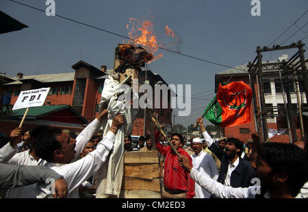 Sett. 20, 2012 - India del principale partito d opposizione Bartaya Janta Party (BJP) attivisti masterizzare un'effigie della incombente governo UPA durante una manifestazione di protesta a Srinagar la capitale estiva del Kashmir indiano il 20/9/2012, i partiti di opposizione e i sindacati chiamato per i negozianti, di commercianti e di lavoratori in India per bloccare le linee ferroviarie e chiudere i mercati per protestare contro le riforme, progettato dal Primo Ministro Manmohan Singh, ravvivare India del rallentamento economico consentendo nel retail stranieri giganti come Walmart e Tesco..Foto/Altaf Zargar/Zuma premere (credito Immagine: © Altaf Zargar/ZUMAPRESS.com) Foto Stock