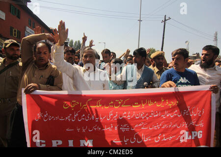 Sett. 20, 2012 - Il segretario di stato, Mohammad Yusuf Tarigami partito comunista India (C) gridare contro il governo di slogan durante uno sciopero nazionale a Srinagar, la capitale estiva del Kashmir indiano il 20/9/2012. Scuole, negozi e uffici governativi sono state chiuse in alcuni Stati membri come manifestanti hanno bloccato il traffico stradale e ferroviario come parte di una giornata di sciopero nazionale contro ampie riforme economiche annunciate dal governo la scorsa settimana.Foto/Altaf Zargar/Zuma premere. (Credito Immagine: © Altaf Zargar/ZUMAPRESS.com) Foto Stock