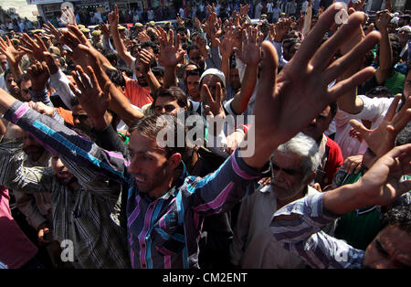 Sett. 20, 2012 - Srinagar Kashmir - membri del Partito Comunista India-Marxist (CPI-M) gridare contro il governo di slogan durante uno sciopero a livello nazionale. Scuole, negozi e uffici governativi sono state chiuse in alcuni Stati membri come manifestanti hanno bloccato il traffico stradale e ferroviario come parte di una giornata di sciopero nazionale contro ampie riforme economiche annunciate dal governo la scorsa settimana. (Credito Immagine: © Altaf Zargar/ZUMAPRESS.com) Foto Stock