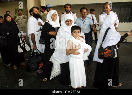 Pellegrini pakistano stare in coda presso l'aeroporto internazionale di Jinnah Hajj Terminal a salire a bordo del primo volo di lasciare per Jeddah, come essi la partenza per l annuale hajj pellegrinaggio in Arabia Saudita, in Karachi giovedì, 20 settembre 2012. Intorno a 1, 25000 pellegrini provenienti dal Pakistan sono tenuti a lasciare per l annuale Hajj congregazione a La Mecca. Foto Stock