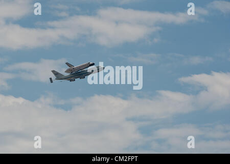 Sett. 20, 2012 - Tucson, Arizona, Stati Uniti - Pensionati Space Shuttle Endeavour passa sopra il centro commerciale Mall of the University of Arizona a Tucson, in Arizona sul retro della sua 747 transporter. La navetta ha reso il volo di Tucson su richiesta del suo ex comandante, Mark Kelly. (Credito Immagine: © sarà Seberger/ZUMAPRESS.com) Foto Stock