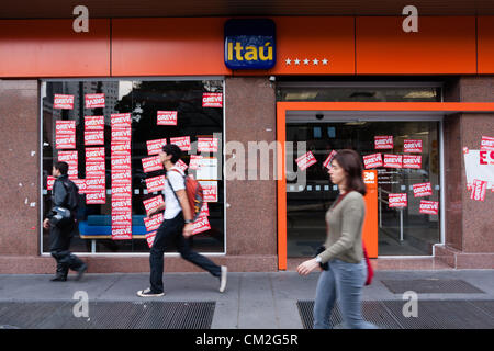 SAO PAULO, Brasile, XX Settembre, 2012. La gente a piedi nella parte anteriore di una banca con sciopero segni su di esso in Sao Paulo. Banche brasiliane lavoratori ha avuto inizio il martedì (18) una indefinita sciopero chiedono salari più elevati. Credito: Andre M. Chang/Alamy Live News Foto Stock