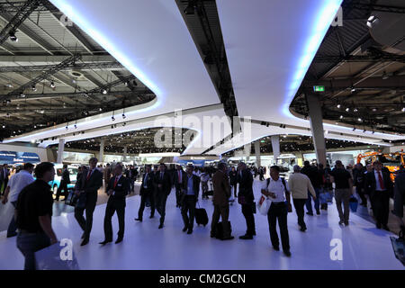 Visitatori presso la International Motor Show per i veicoli commerciali Foto Stock