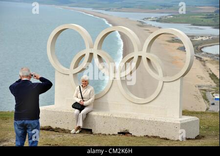 Il Dorset anelli olimpici dato l'orgoglio del luogo presso il punto di vista popolare sopra Chesil Beach in Portland. Uno dei più votati vedute costiere in Gran Bretagna è stata potenziata con l'immissione di un insieme di scolpito in pietra di Portland anelli olimpici presso il famoso punto di vista sopra Chesil Beach nel Dorset. La Olympic gli organizzatori hanno dato il Borough di Weymouth e Portland un permesso speciale per avere in esposizione permanente la pietra anelli olimpici per marcare il fatto che la città era un 2012 luogo di ritrovo per i giochi di Londra. Visualizzando gli anelli olimpici simboli è molto strettamente controllato e gli organizzatori hanno dato il loro b Foto Stock