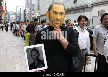 Sett. 21, 2012 - Tokyo, Giappone - Un cliente di indossare una maschera e vestita come Apple co-fondatore Steve Jobs, in attesa al di fuori dell'Apple store a Ginza a Tokyo per il nuovo iphone 5. (Credito Immagine: © Junko Kimura/Jana premere/ZUMAPRESS.com) Foto Stock