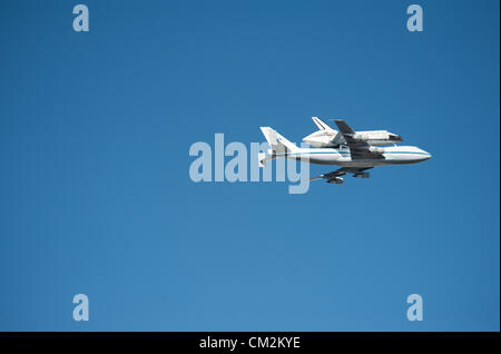 Sacramento, CA - 21 settembre 2012: lo Space Shuttle Endeavour vola su california capitale dello stato edificio a modo di California Science Center di Los Angeles. Sacramento, CA - 21 settembre 2012 Foto Stock