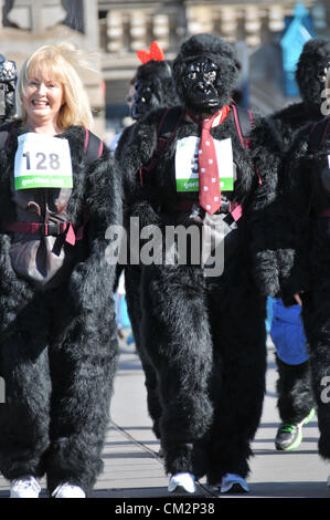 Il Tower Bridge di Londra, Regno Unito. Il 22 settembre 2012. I corridori attraversare il Tower Bridge. Il grande gorilla di eseguire avviene vicino alla Torre di Londra. Le persone gestiscono il 7k route vestito in abiti di Gorilla in aiuto di diverse associazioni di beneficenza. Foto Stock