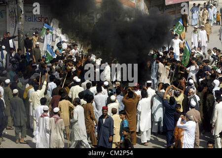 A Peshawar, Pakistan, SEP 21: attivisti del Jamat-e-Islami (JI) bruciare gomme che stanno protestando contro la blasfemia anti-islamico filmato rilasciato su Internet DAGLI STATI UNITI D'AMERICA, durante la manifestazione a Peshawar venerdì 21 settembre, 2012. Il governo del Pakistan ha dichiarato venerdì festa nazionale in onore del santo Musulmano Profeta (PBSL) e chiamato per la pacifica protesta contro un US-realizzati film ritenuti offensivi per l'Islam. (Fahad Pervez/PPI immagini). Foto Stock