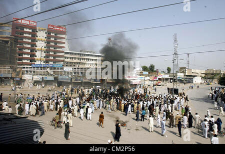 A Peshawar, Pakistan, SEP 21: attivisti del Jamat-e-Islami (JI) bruciare gomme che stanno protestando contro la blasfemia anti-islamico filmato rilasciato su Internet DAGLI STATI UNITI D'AMERICA, durante la manifestazione a Peshawar venerdì 21 settembre, 2012. Il governo del Pakistan ha dichiarato venerdì festa nazionale in onore del santo Musulmano Profeta (PBSL) e chiamato per la pacifica protesta contro un US-realizzati film ritenuti offensivi per l'Islam. (Fahad Pervez/PPI immagini). Foto Stock