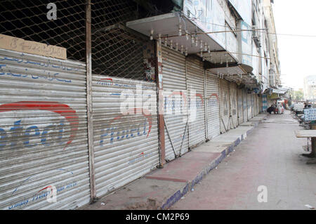 I negozi sono visto chiuso ad impressionare Saddar mercato area dovuto al paese ampia Giornata di protesta contro la blasfemia anti-Islam filmato pubblicato su internet da parte di Stati Uniti d'America, a Karachi il venerdì 21 settembre, 2012. Il governo del Pakistan ha dichiarato venerdì festa nazionale in onore del santo Musulmano Profeta (PBSL) e chiamato per la pacifica protesta contro un US-realizzati film ritenuti offensivi per l'Islam. Foto Stock