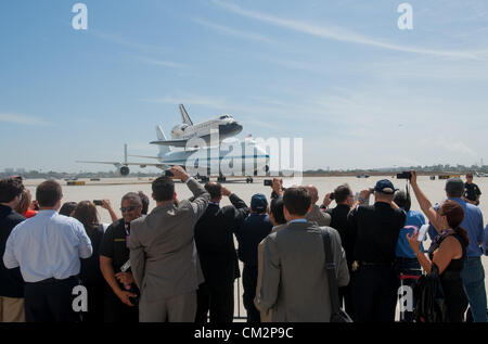 La NASA vettore navetta di aeromobili che trasportano lo Space Shuttle Endeavour taxi dopo l'atterraggio all'Aeroporto Internazionale di Los Angeles come centinaia di raccogliere per guardare il 21 settembre 2012 a Los Angeles. Foto Stock