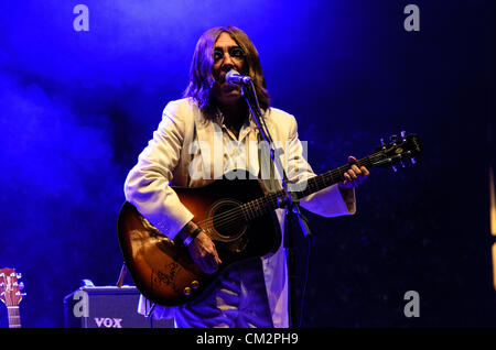 Manolo Escobar, tenendo la parte di John Lennon in The Beatles revival band 'abbey road', dal vivo sul palco a Barcellona città del festival 'La merce", 2012, a St Jaume posto di fronte al municipio. Foto Stock