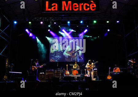 Il 'Abbey Road", premiato Beatles tribute band, prende migliaia di entusiasti fans torna alla 60s e 70s a Barcellona città del festival, la merce, 2012. Foto Stock