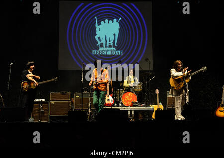 Il 'Abbey Road", premiato Beatles tribute band, prende migliaia di entusiasti fans torna alla 60s e 70s a Barcellona città del festival, la merce, 2012. Foto Stock