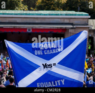 22 settembre 2012, Edinburgh, Regno Unito. una stima di cinque mila persone hanno preso parte ad un evento di Edimburgo mirante a dimostrare il supporto per l'indipendenza. Entrambi i giovani e vecchi sventolando saltires e leone rampante bandiere riuniti in Princes Street Gardens. Il rally è stato messo in scena sotto il vessillo di indipendenza per la Scozia e non è parte del funzionario sì Scozia campagna. Foto Stock