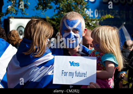 22 settembre 2012, Edinburgh, Regno Unito. una stima di cinque mila persone hanno preso parte ad un evento di Edimburgo mirante a dimostrare il supporto per l'indipendenza. Entrambi i giovani e vecchi che indossa si intraversa bandiere raccolte nei prati prima di marciare verso Princes Street Gardens. Il rally è stato messo in scena sotto il vessillo di indipendenza per la Scozia e non è parte del funzionario sì Scozia campagna. Foto Stock