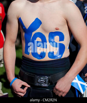 22 settembre 2012, Edinburgh, Regno Unito. una stima di cinque mila persone hanno preso parte ad un evento di Edimburgo mirante a dimostrare il supporto per l'indipendenza. Princes Street Gardens. Il rally è stato messo in scena sotto il vessillo di indipendenza per la Scozia e non è parte del funzionario sì Scozia campagna. Foto Stock