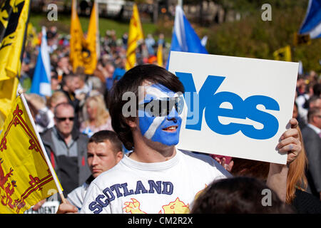 22 settembre 2012, Edimburgo, una stima di cinque mila persone hanno preso parte ad un evento nella città volti a dimostrare il supporto per l'indipendenza. Entrambi i giovani e vecchi sventolando saltires e leone rampante bandiere riuniti in Princes Street Gardens. Il rally è stato messo in scena sotto il vessillo di indipendenza per la Scozia e non è parte del funzionario sì Scozia campagna. Foto Stock